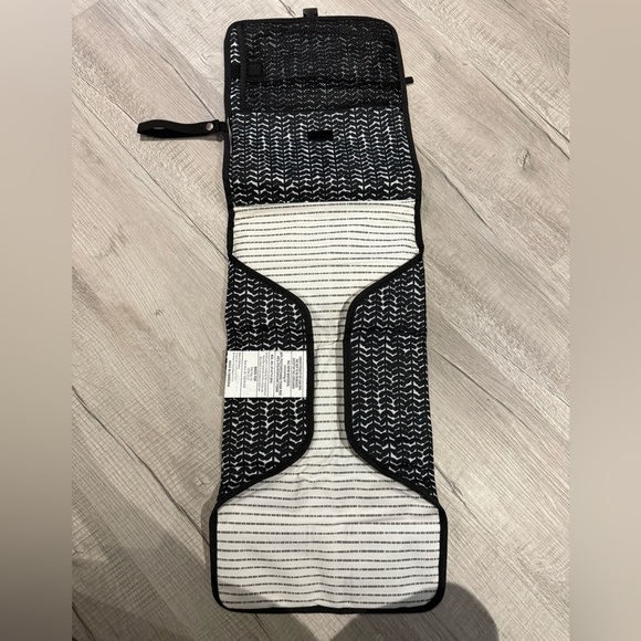 Skip Hop Black and White Chevron Baby Bag - Picture 4 of 4